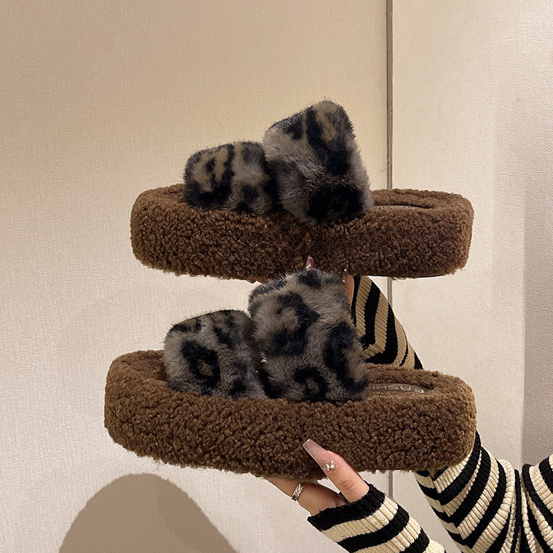 Damen Hausschuhe mit kuscheligem Plüschoberteil und eleganten Leopardenakzenten Drune