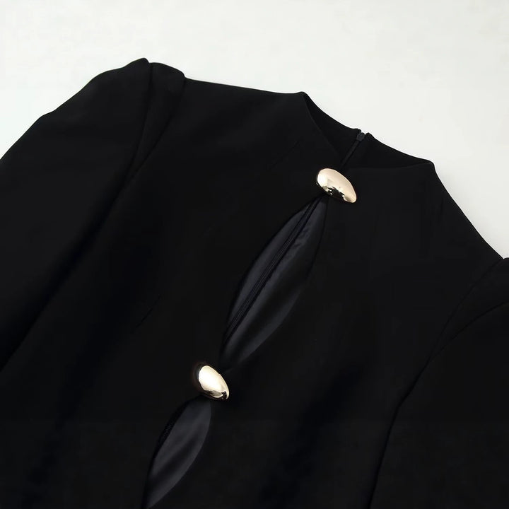 Damen Kurzes Etuikleid mit Cut-Out, betonter Schulterpartie und Zierknöpfen Drune