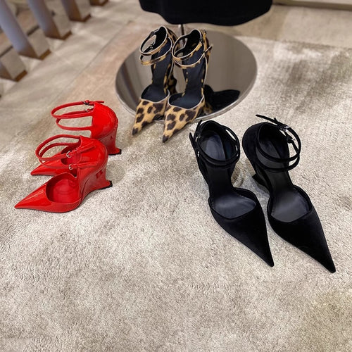 Damen Spitz zulaufende Lackpumps im Mary-Jane‑Stil mit doppeltem Knöchelriemen und sculpted Kittenabsatz Drune
