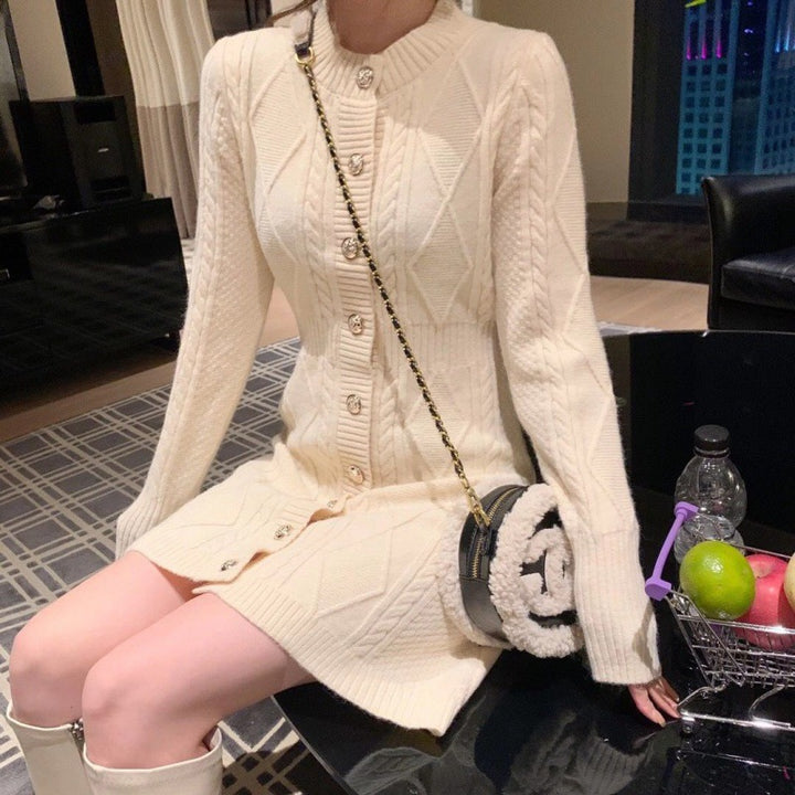 Damen Strickkleid mit elegantem Zopfmuster und dekorativen Knöpfen Drune