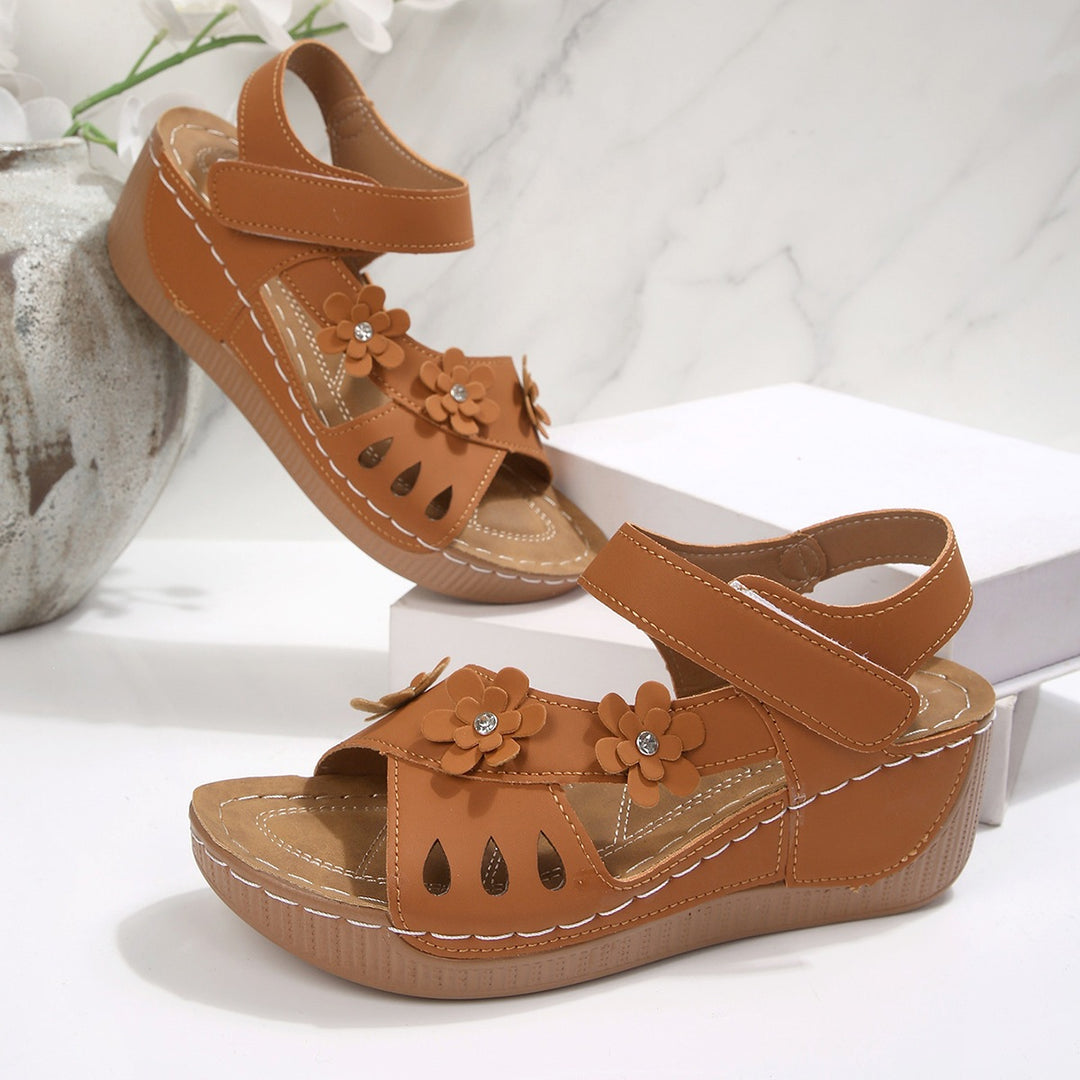 Damen Komfort-Wedgesandalen mit verstellbarem Klettverschluss und Blütenapplikation Drune