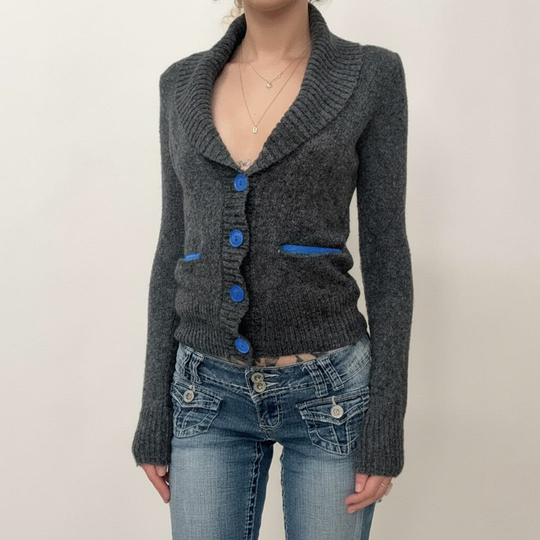 Damen nan kurze Strickjacke mit Schalkragen, Zierknopfleiste und kontrastierenden Taschenpaspeln Drune