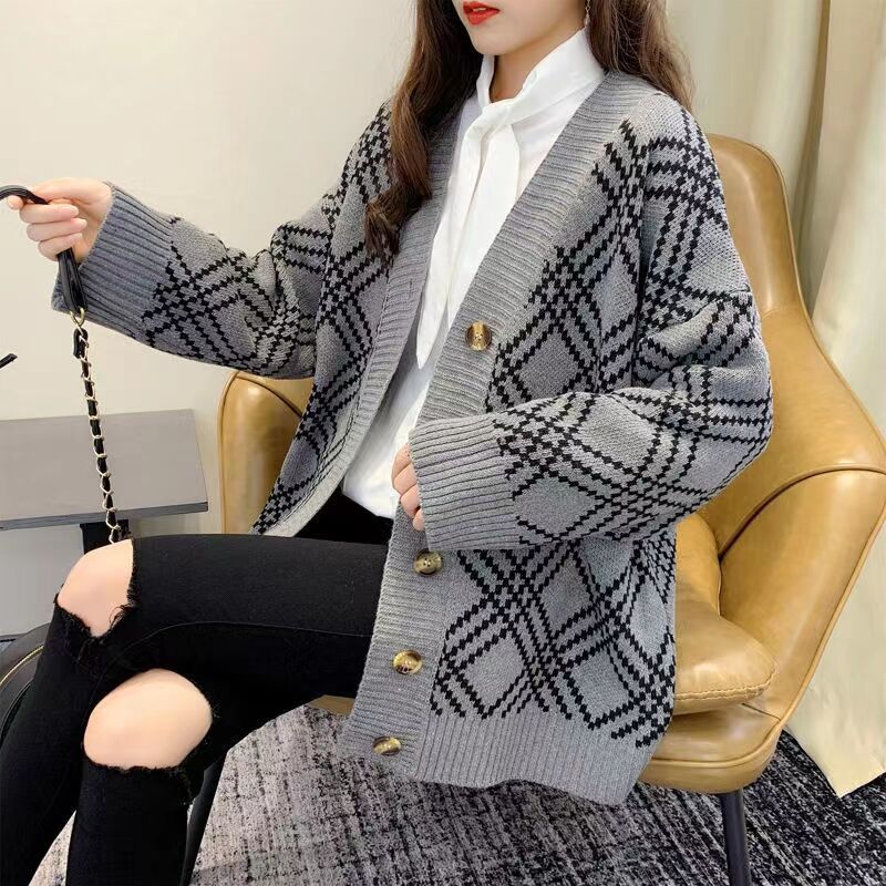 Damen bequeme Strickjacke mit klassischem Karomuster und Holzknöpfen Drune