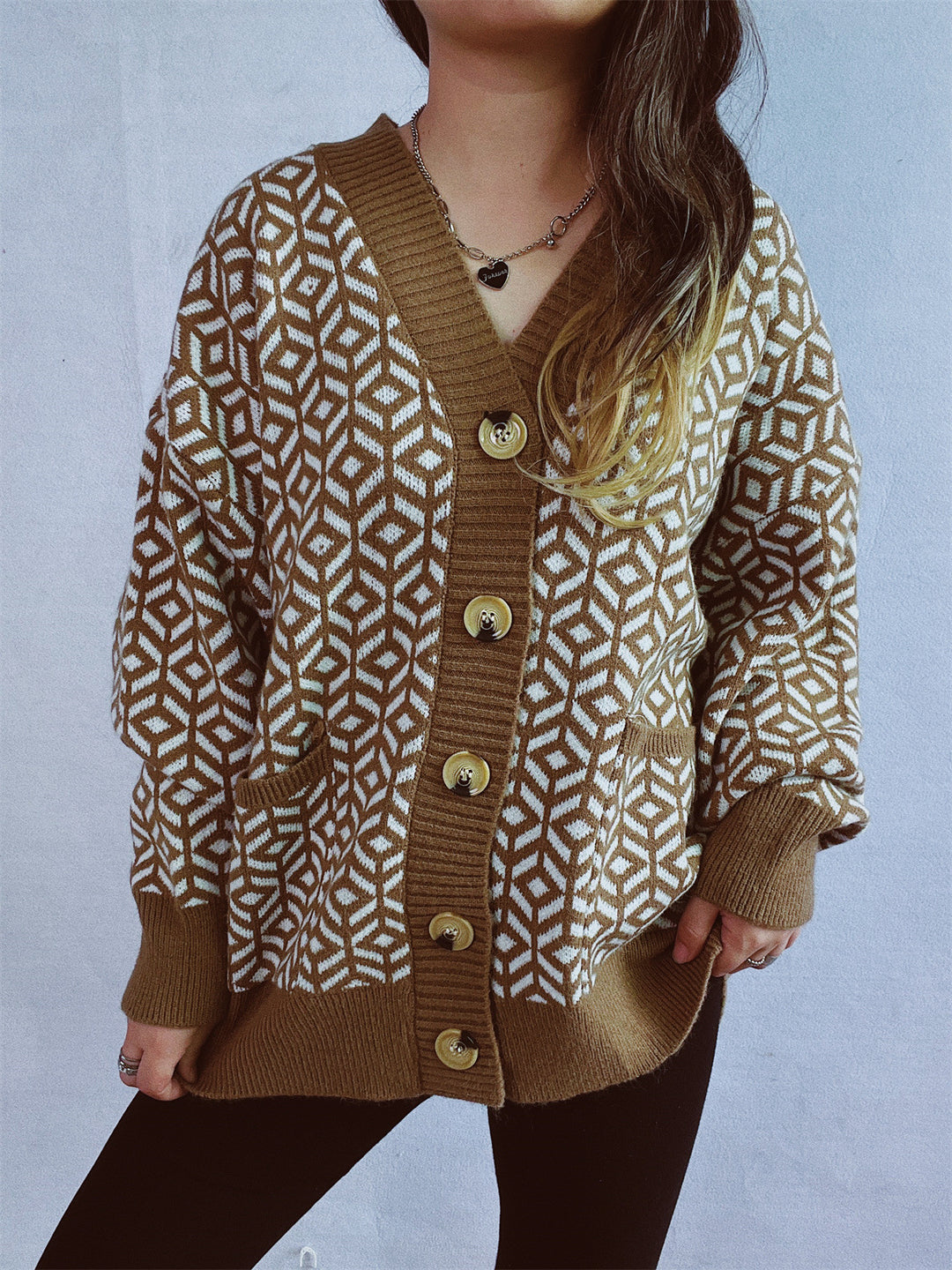 Damen Strickjacke mit geometrischem Muster und goldenem Knopfdetail Drune