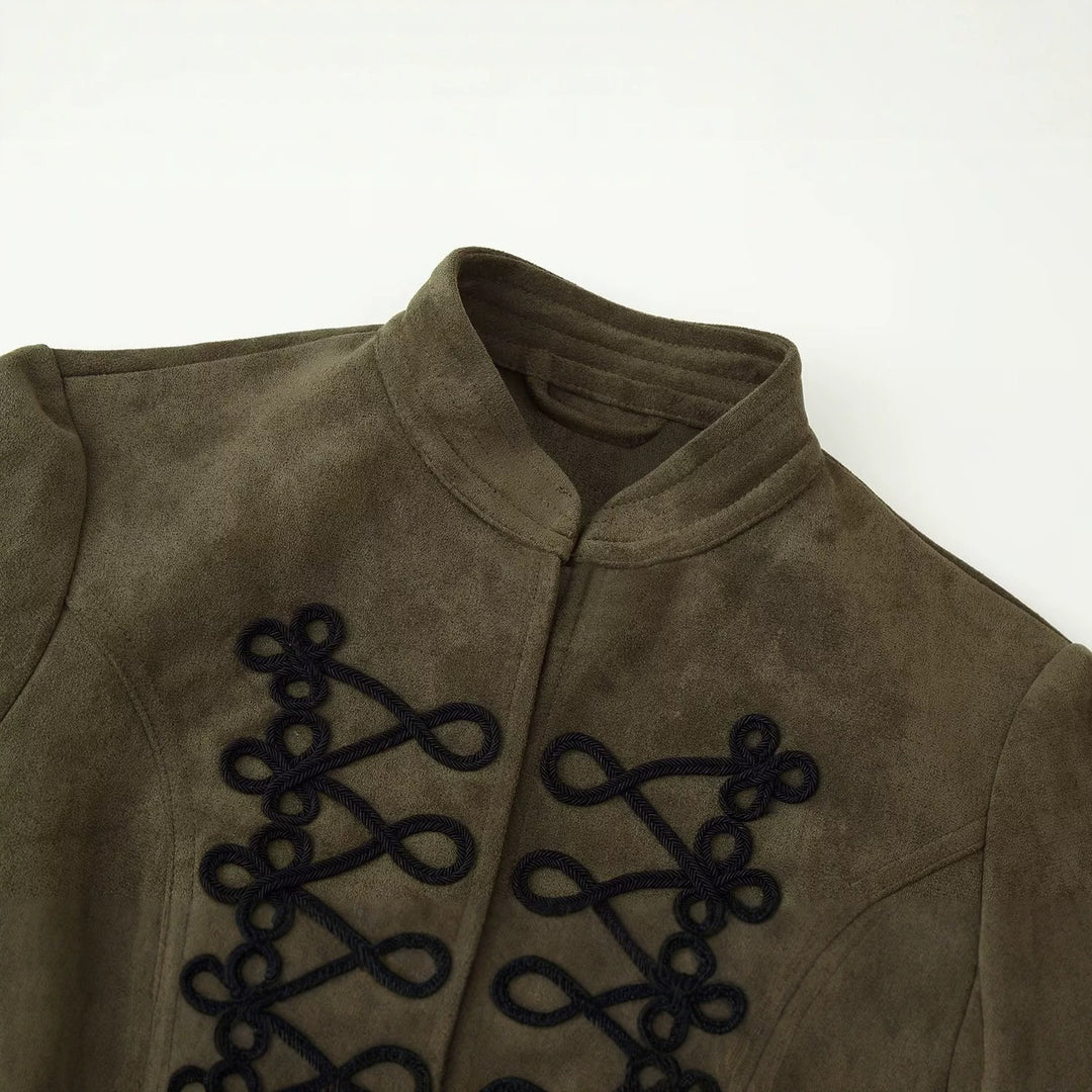 Damen Kurz geschnittene Wildlederjacke im Military‑Look mit Stehkragen und dekorativer Kordelfrosch‑Applikation Drune