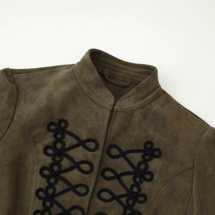 Damen Kurz geschnittene Wildlederjacke im Military‑Look mit Stehkragen und dekorativer Kordelfrosch‑Applikation Drune
