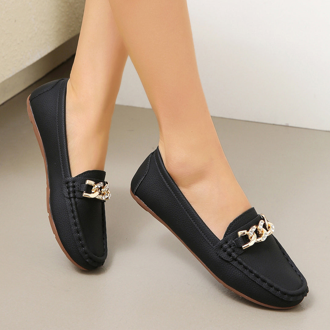 Damen Flexibler Mokassin‑Slipper mit gepolstertem Komfortfußbett und dekorativer Metallkette Drune
