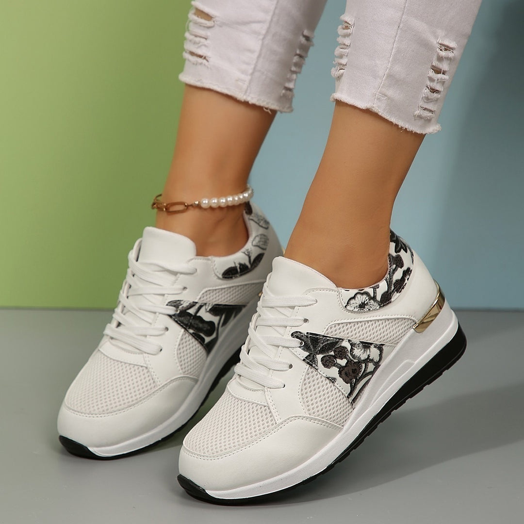 Damen Keil-Sneaker mit floraler Stickerei, Mesh-Einsätzen und Metallapplikation Drune