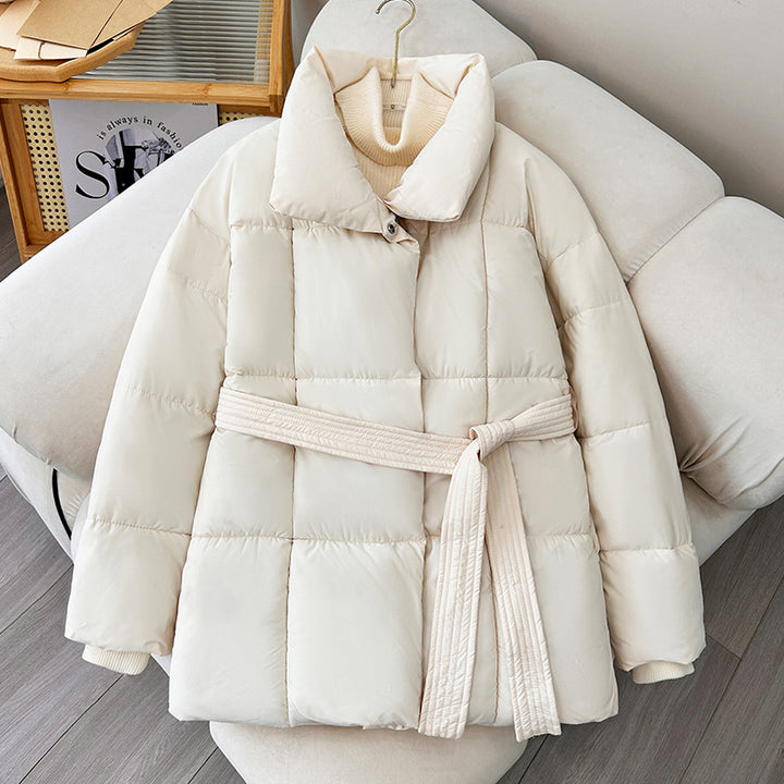 Damen Kurz‑Pufferjacke mit Taillengürtel, breitem Stehkragen und Kassettensteppung Drune
