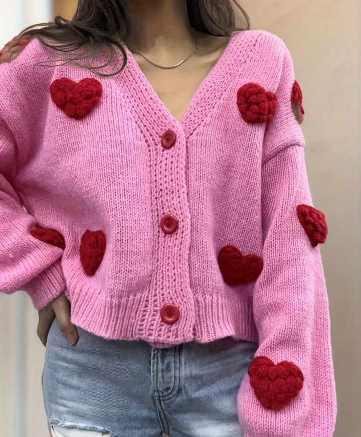Damen Kurzgeschnittener V-Ausschnitt-Cardigan mit geprägten Herz-Applikationen und Schmuckknöpfen Drune