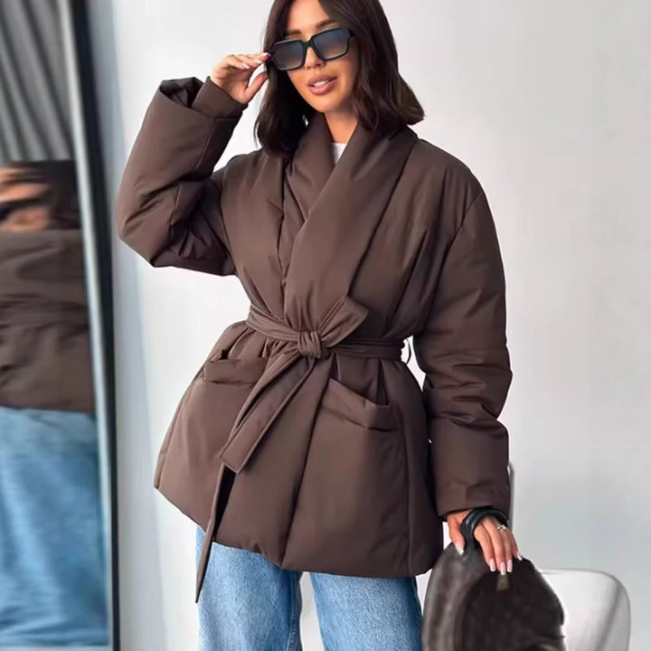 Damen Kurzsteppmantel mit Schalkragen, Taillengürtel und aufgesetzten Taschen Drune