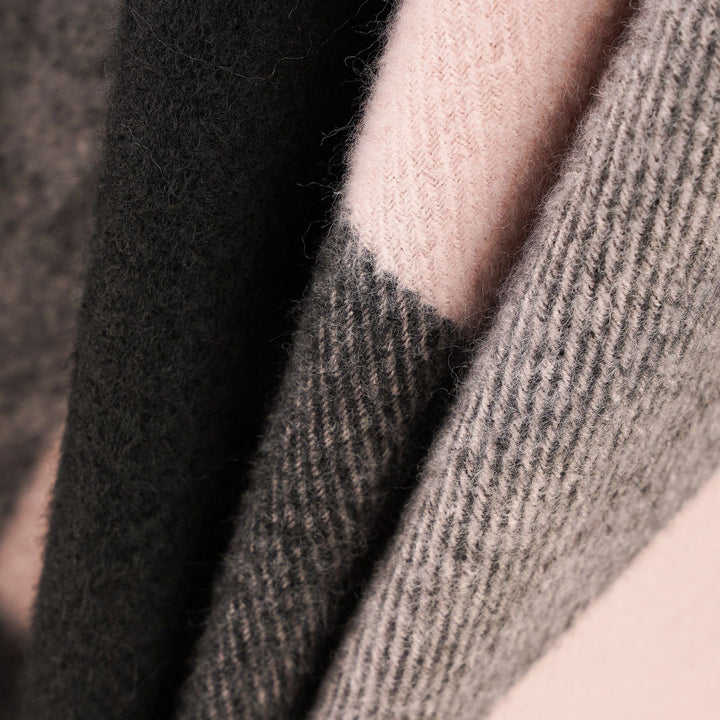 Damen Rechteckponcho im Ruana‑Stil aus Wollmix mit großen Karos und Fransensaum Drune