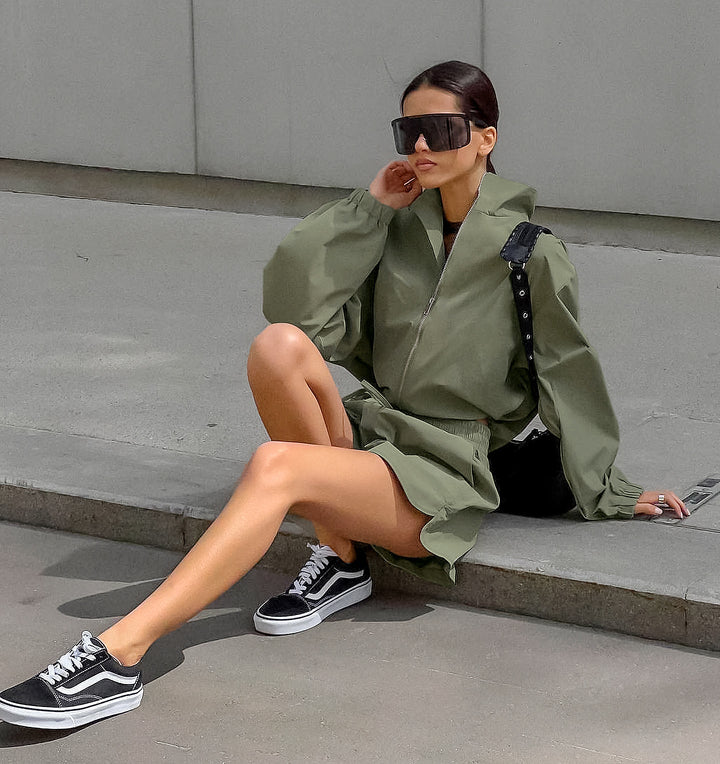 Damen stylisches Sportoutfit mit reißfestem Windbreaker und luftigen Shorts Drune