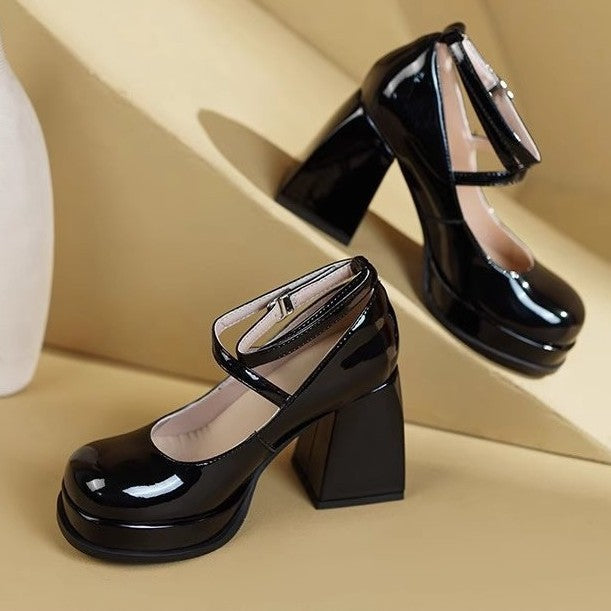 Damen elegante Hochglanz-Pumps mit verstellbarem Riemen und stabiler Sohle Drune