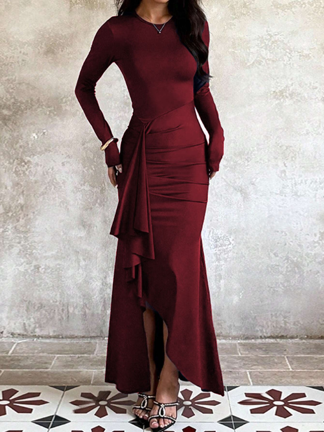 Damen nan eng anliegendes Abendkleid mit langen Ärmeln, geraffter Taille und asymmetrischem Volant Drune