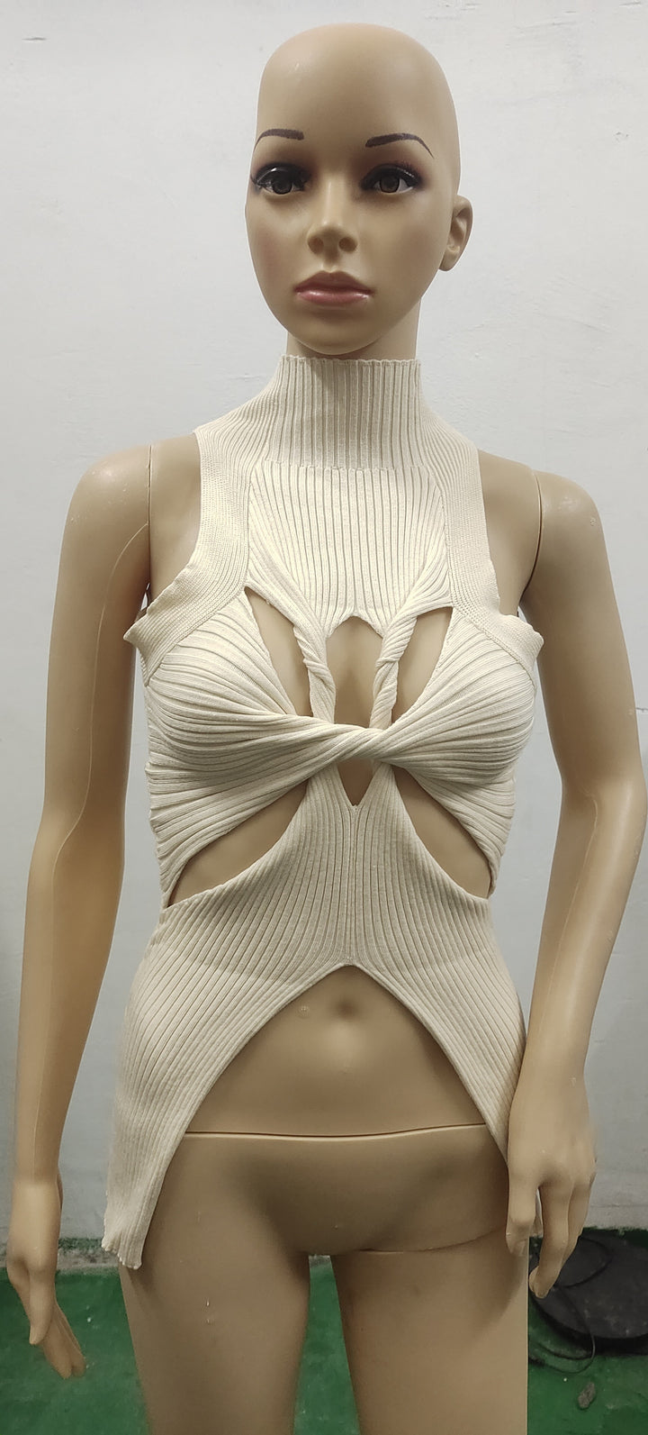 Damen figurbetontes Cut-Out Top mit hohem Kragen Drune
