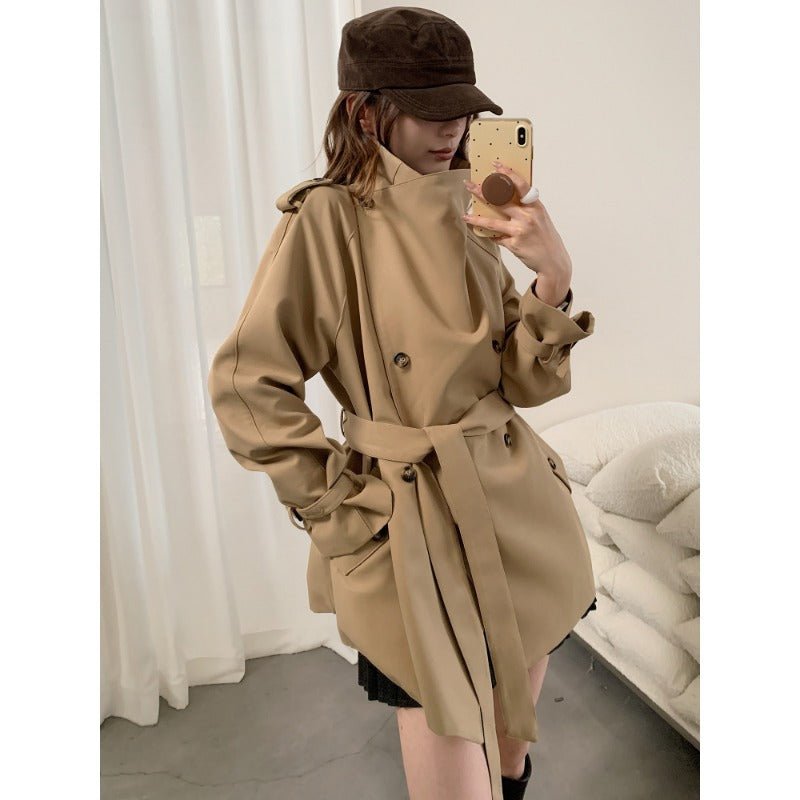 Damen Kurztrench im Boxy-Cut mit hohem Stehkragen und verstellbarem Taillengürtel Drune