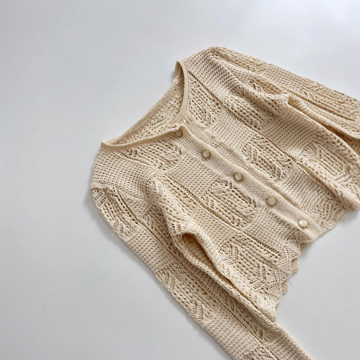 Damen Strickjacke mit filigranem Lochmuster und dekorativen Knöpfen Drune