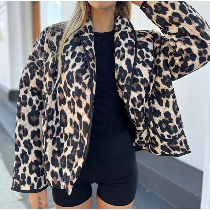 Damen modischer Steppjacke mit Leo-Muster und Taschen Drune