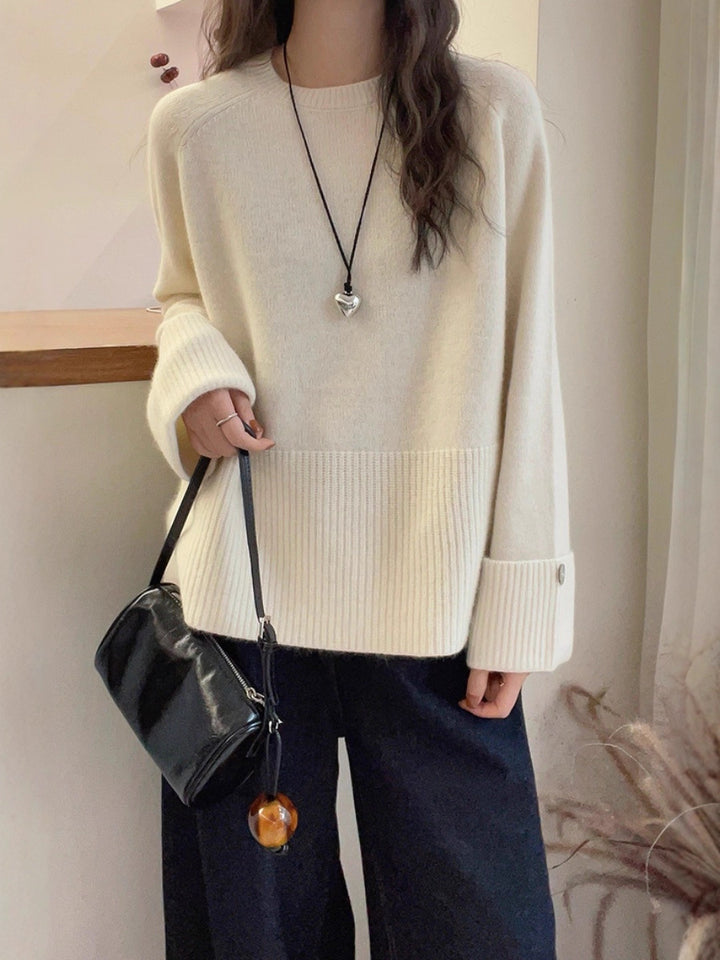 Damen Oversize‑Feinstrickpullover mit breitem Rippbund, extraweiten Ärmelabschlüssen und Zierknopf Drune