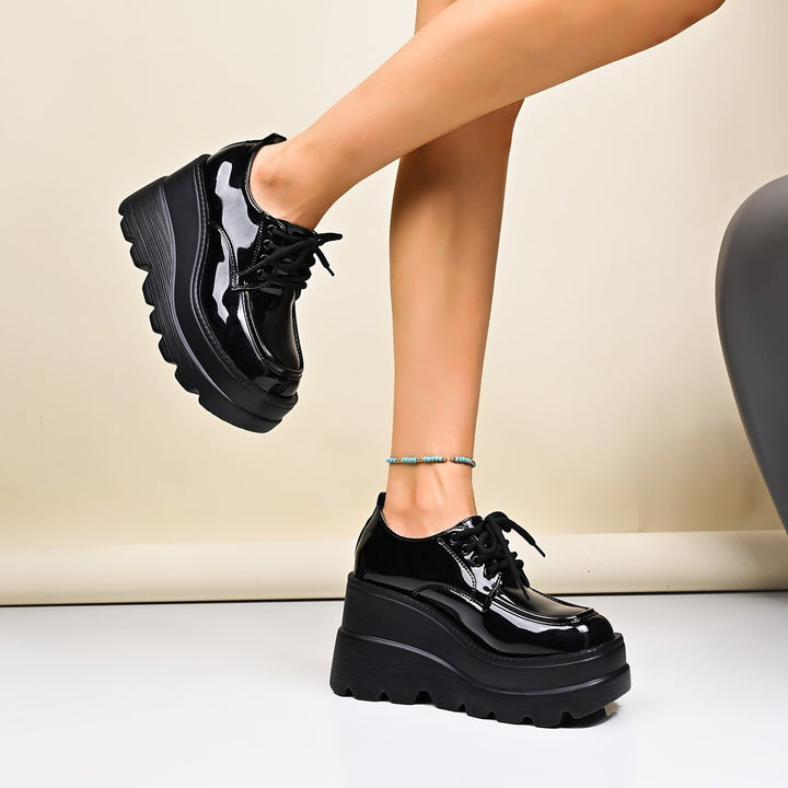Damen Plateau Schnürschuhe mit glänzendem Obermaterial und rutschfester Sohle Drune
