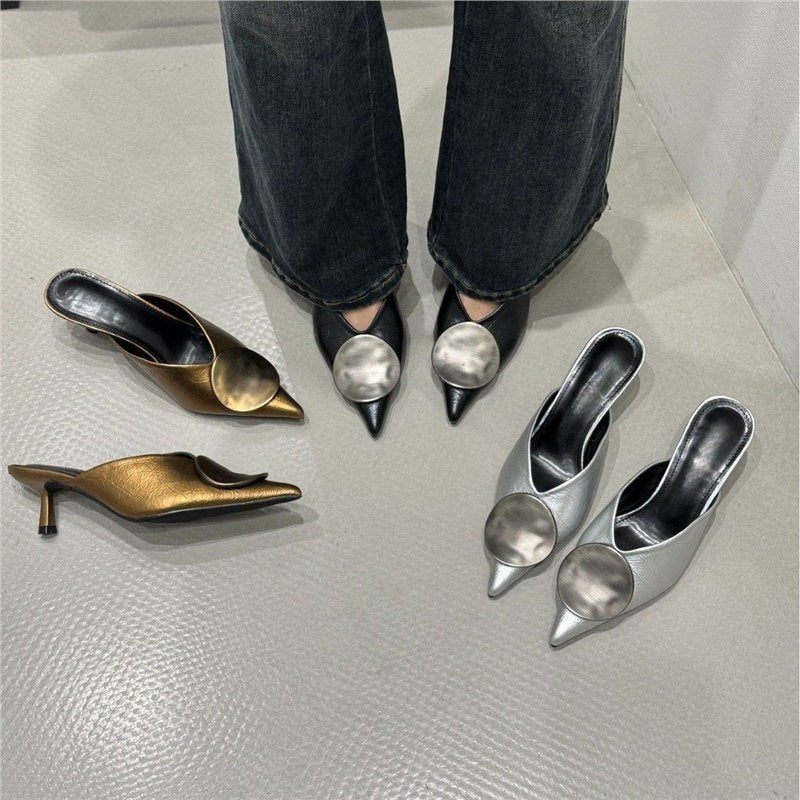 Damen spitz zulaufende Mule mit niedrigem Kitten‑Heel und dekorativer Metallplakette Drune