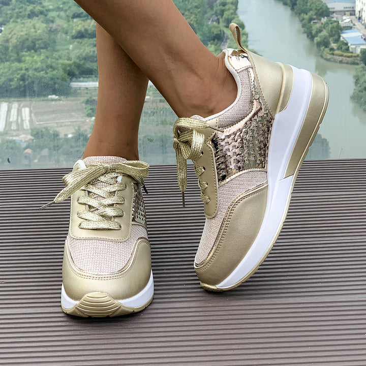 Damen stylische Keil-Sneaker mit metallischer Optik großflächigen Ziersteinen und gepolstertem Komfortfußbett Drune