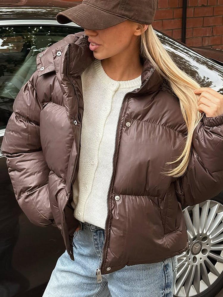 Damen Kurz geschnittene glänzende Steppjacke mit hohem Stehkragen und Druckknopfleisten Drune