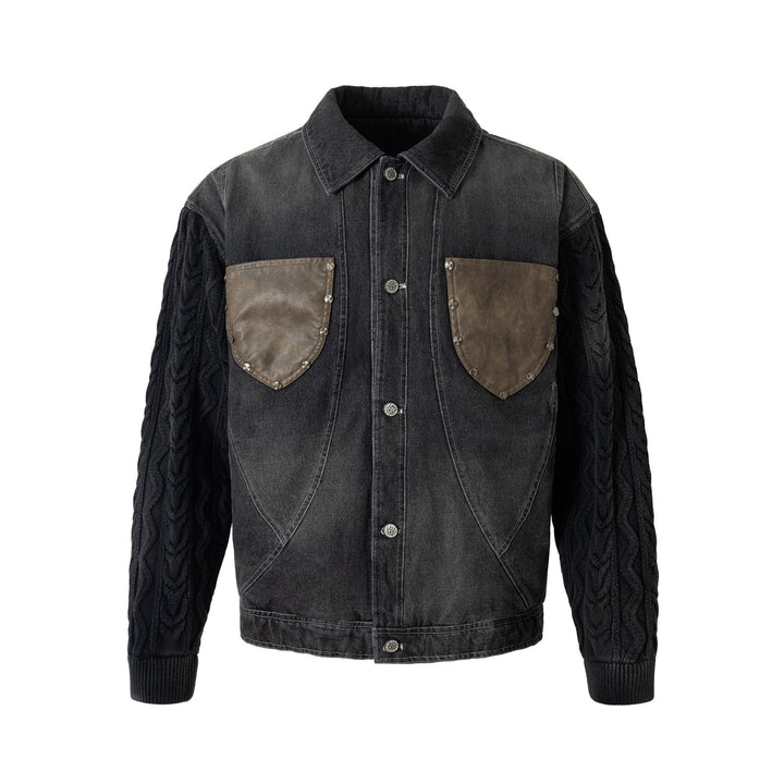 Herren Jeansjacke mit aufgesetzten Lederbrusttaschen und Zopfmusterstrickärmeln Drune