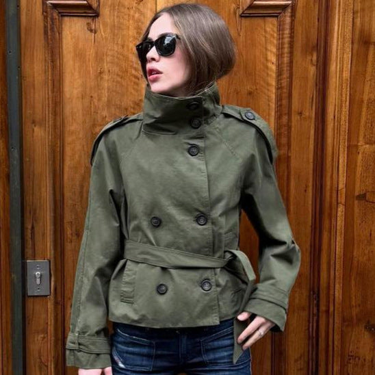 Damen nan kurztaillierte Trenchjacke mit hohem Stehkragen, doppeltreihiger Knopfleiste und taillierbarem Bindegürtel Drune