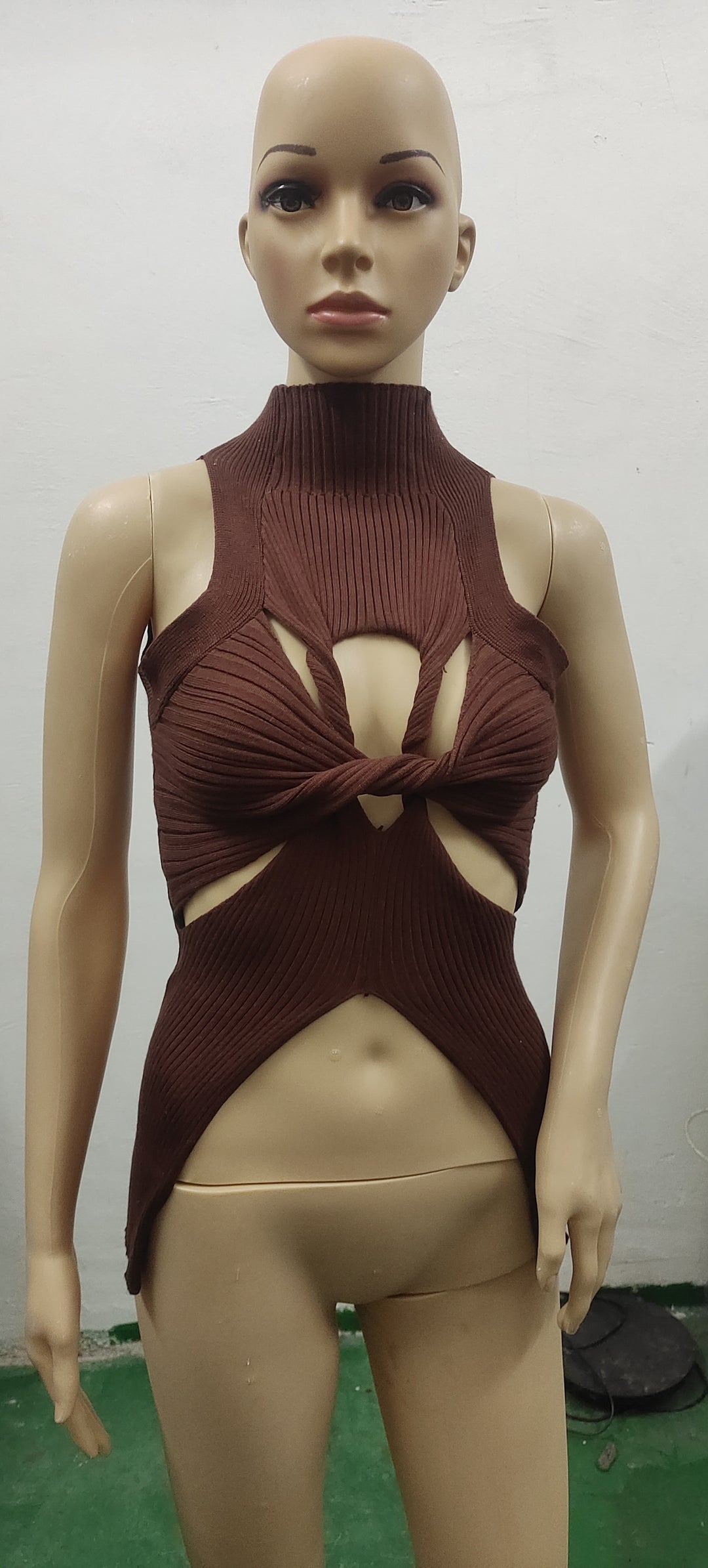 Damen figurbetontes Cut-Out Top mit hohem Kragen Drune