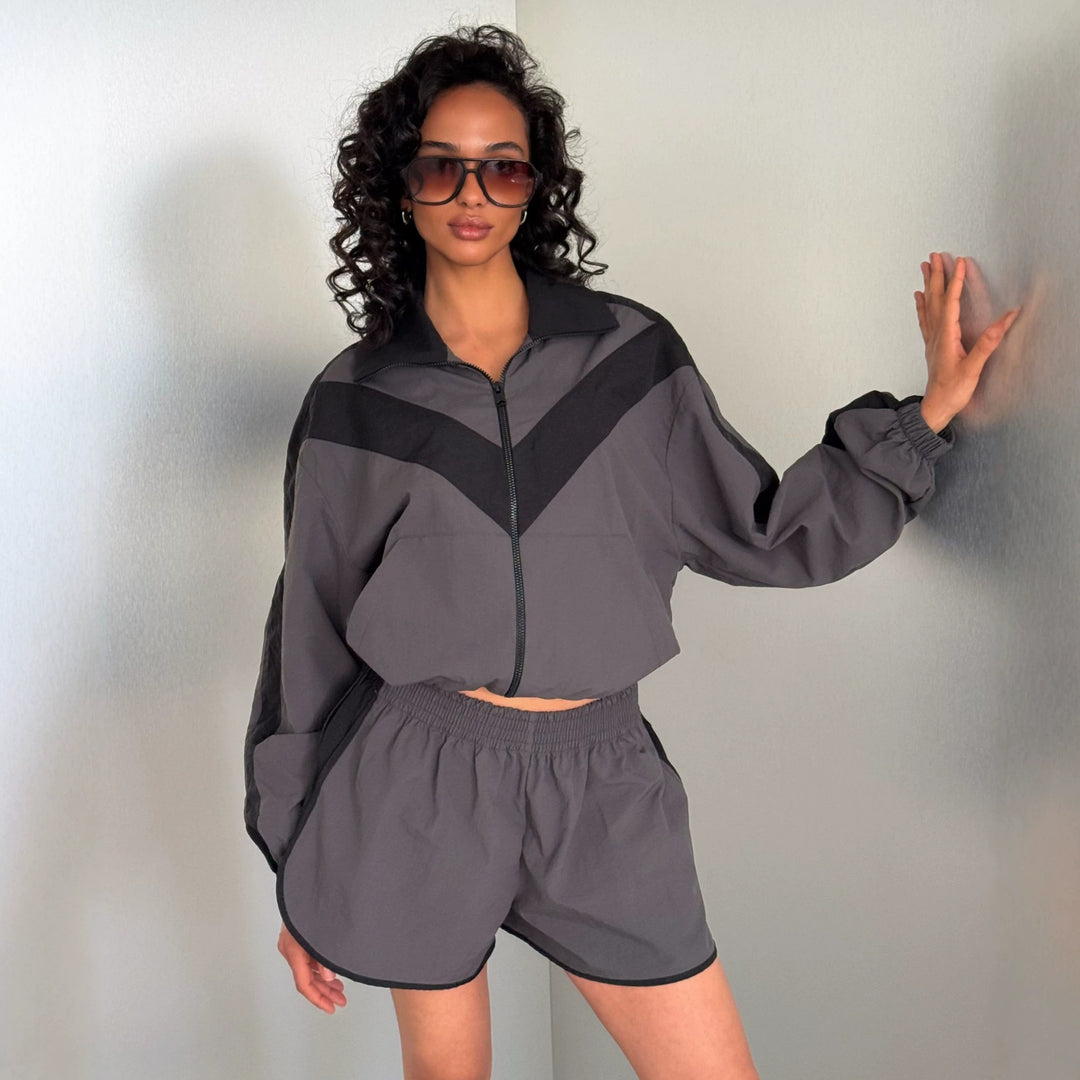 Damen sportliches Freizeit-Outfit mit cropped Oberteil und sportlicher Jacke Drune