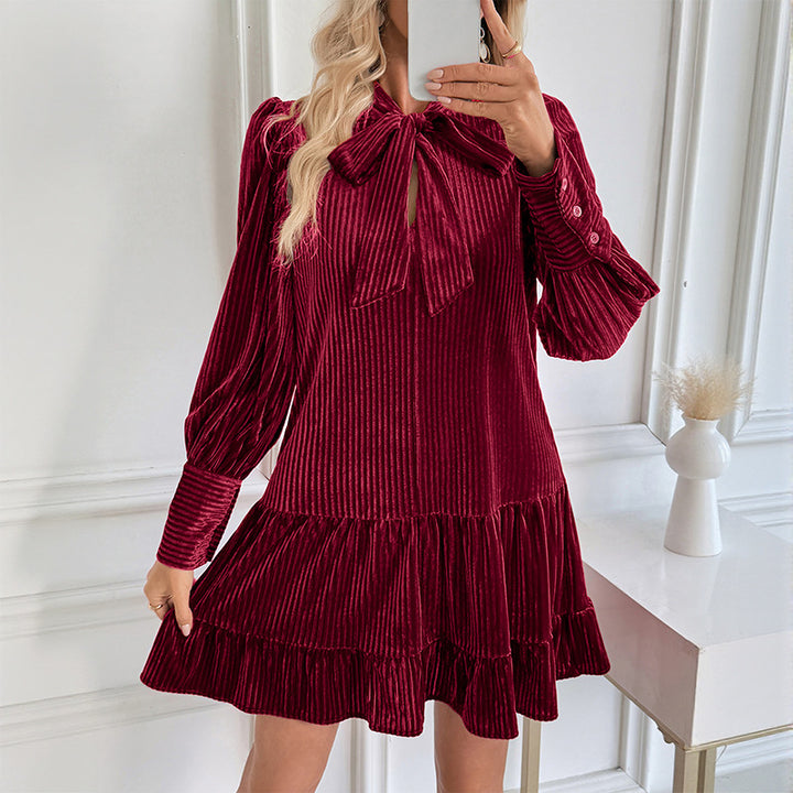 Damen Samtkleid mit Plissee‑Struktur, Schleifenkragen und Stufenrock Drune