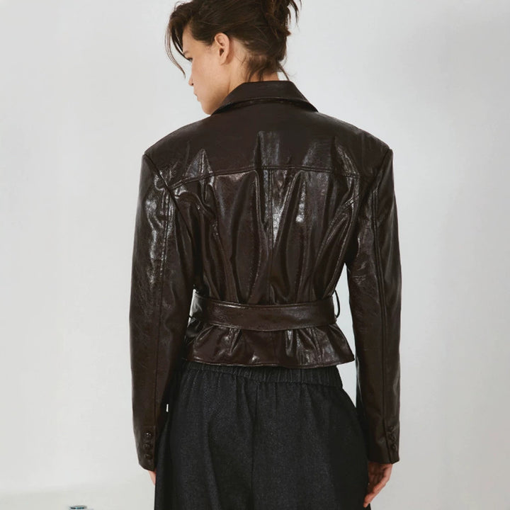 Damen Kurzblazer im Lackleder-Look mit Taillengürtel und fallendem Revers Drune