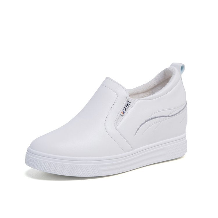 Damen Slip-On Keilsneaker mit verdecktem Keil, Lederimitat und dekorativer Stickerei Drune
