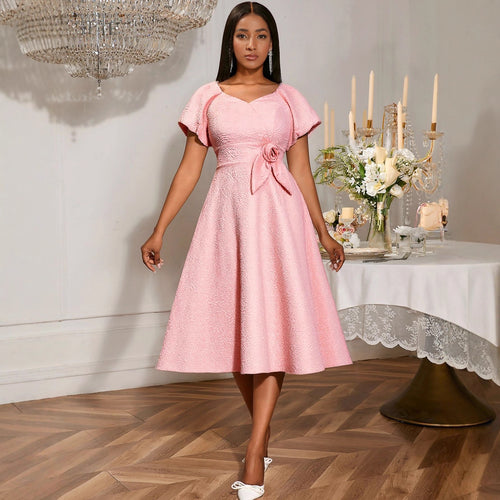Damen elegantes Kleid mit Schößchen, Blumenapplikation und Puffärmeln Drune