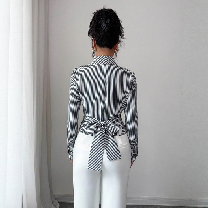 Damen nan taillierte Wickelbluse mit Reverskragen und dekorativer Metallschließe Drune