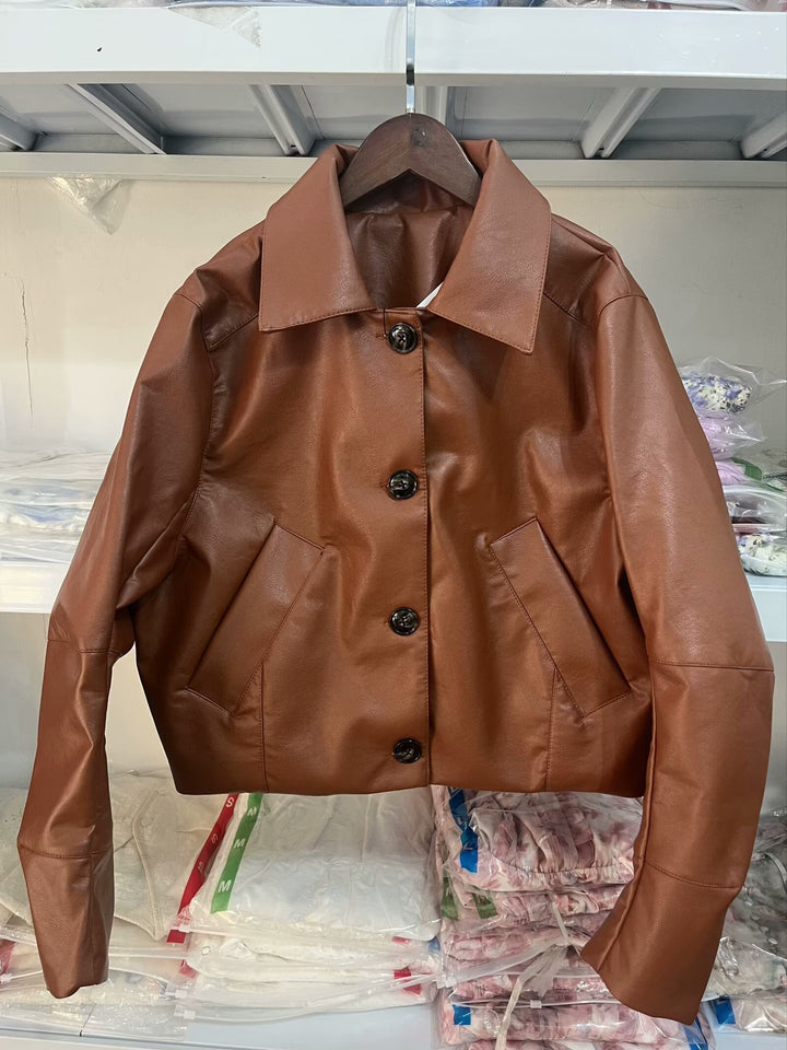 Damen Kunstlederjacke mit modernen Knopfdetails Drune