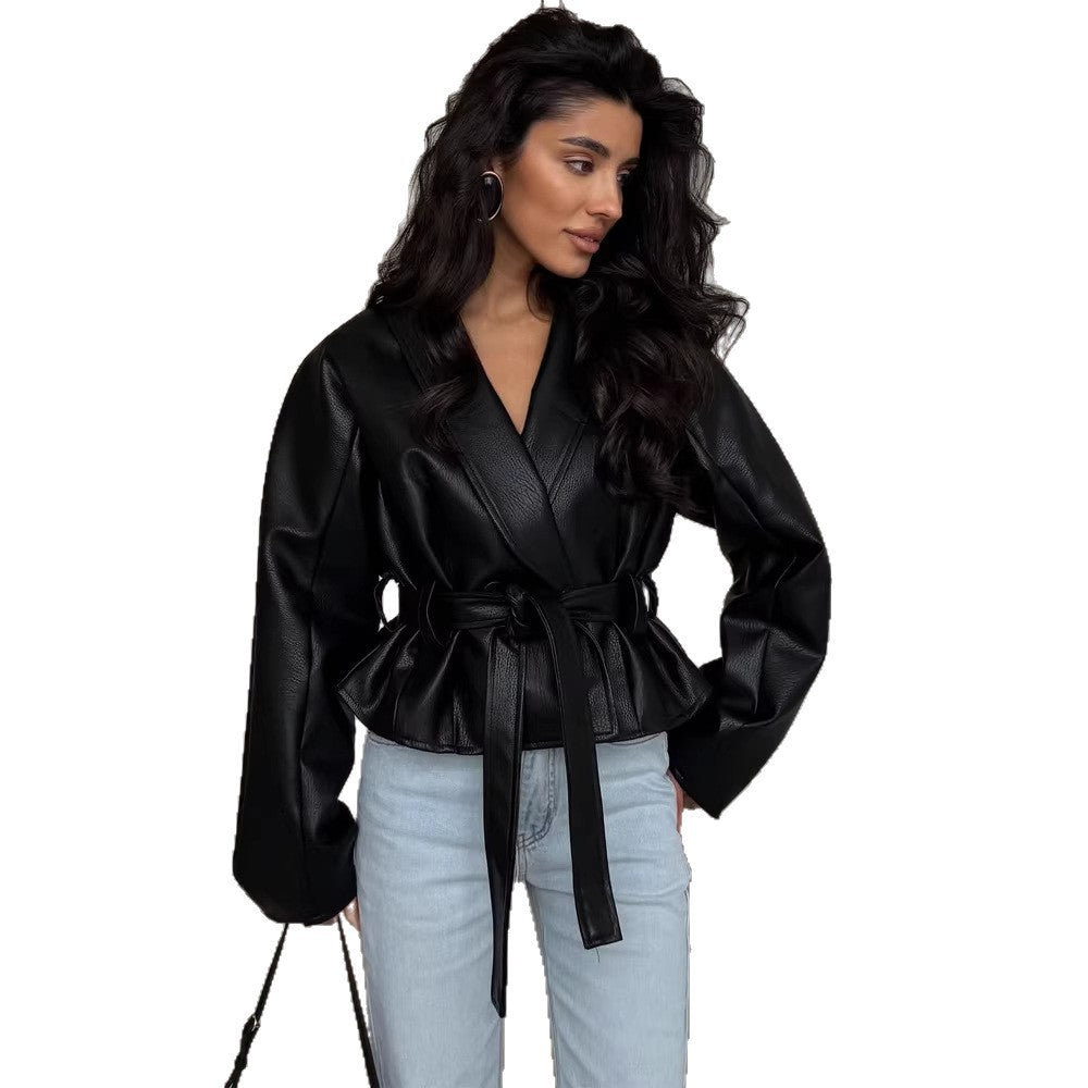 Damen Taillierte Kunstleder-Jacke mit Schößchen, Bindegürtel & Schalkragen Drune