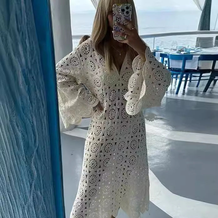 Damen 50+ gehäkeltes Maxikleid‑Kaftan mit V‑Ausschnitt, Trompetenärmeln und floraler Lochspitze Drune