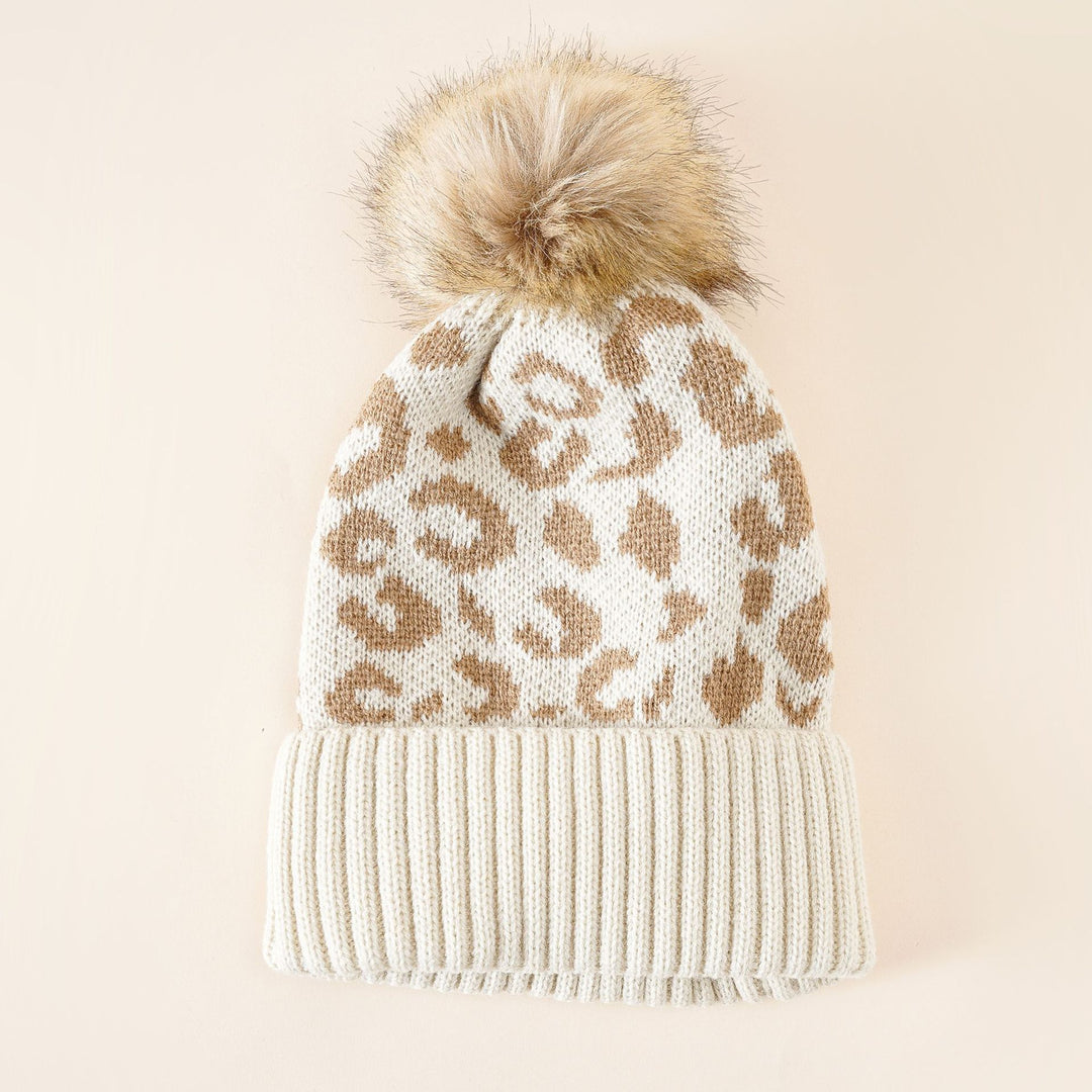 Damen Strickmütze mit elegantem Leopardenmuster und kuscheligem Kunstfellpompon Drune
