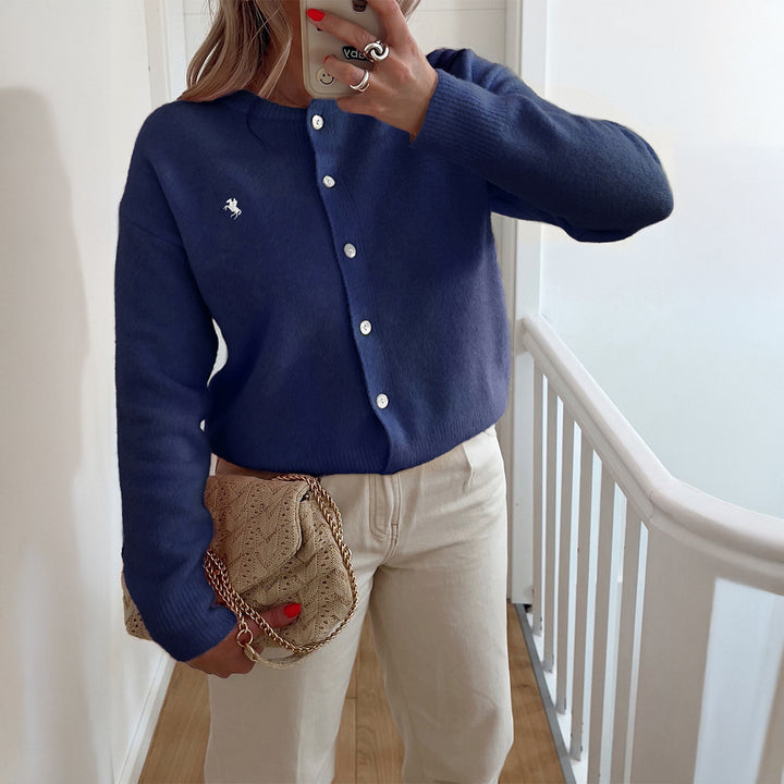 Damen nan kurze Feinstrick‑Strickjacke mit Perlmuttknöpfen, Rundhalsausschnitt und zierlichem Pferde‑Stick Drune