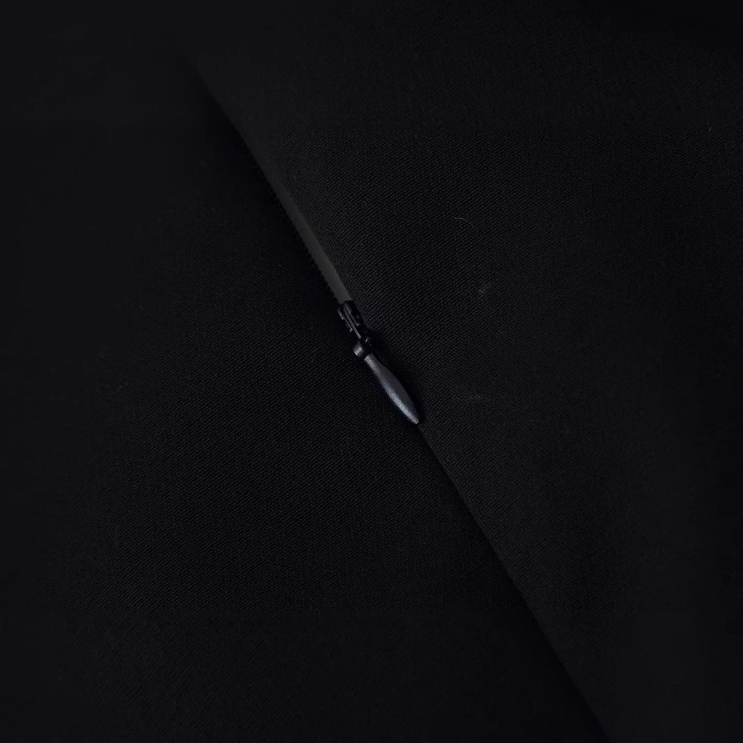 Damen Kurzblazer‑Kleid mit dramatischem Cut‑Out, betonter Schulter und goldenen Schmuckverschlüssen Drune
