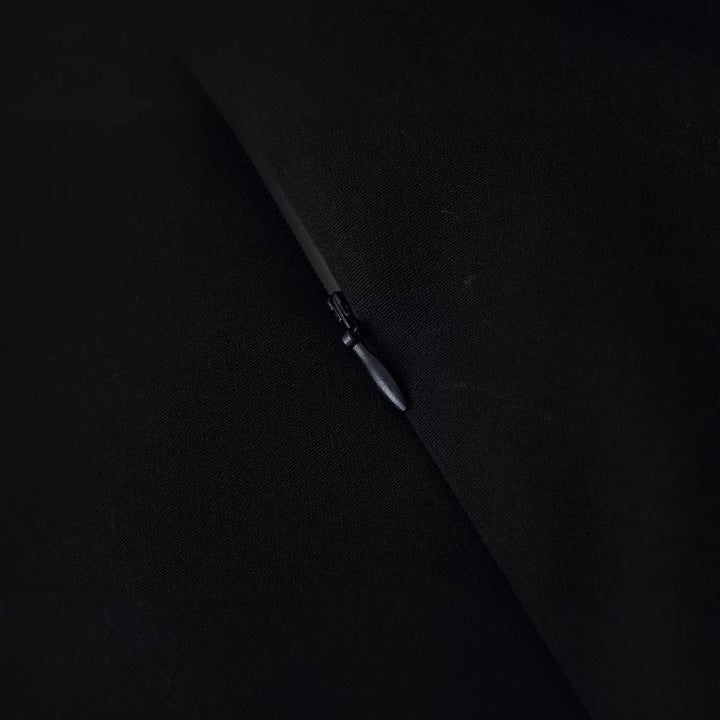 Damen Kurzblazer‑Kleid mit dramatischem Cut‑Out, betonter Schulter und goldenen Schmuckverschlüssen Drune
