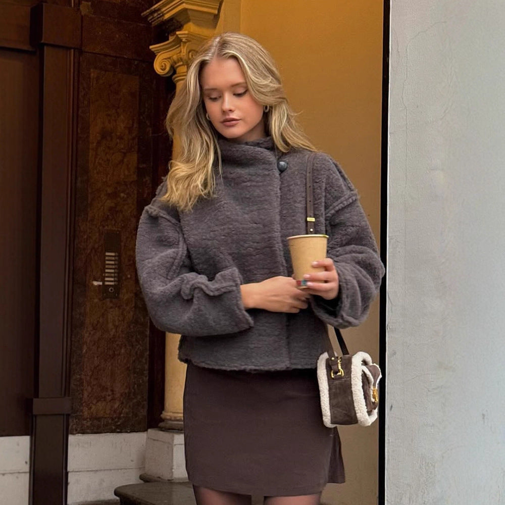 Damen Kurz geschnittener Teddy‑Fauxfur‑Blouson mit hohem Stehkragen und kastiger Silhouette Drune