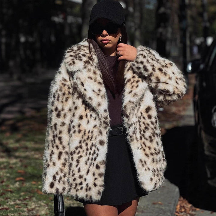 Damen Kurzmantel aus veganem High-Pile Kunstpelz mit Leopard-Print Drune
