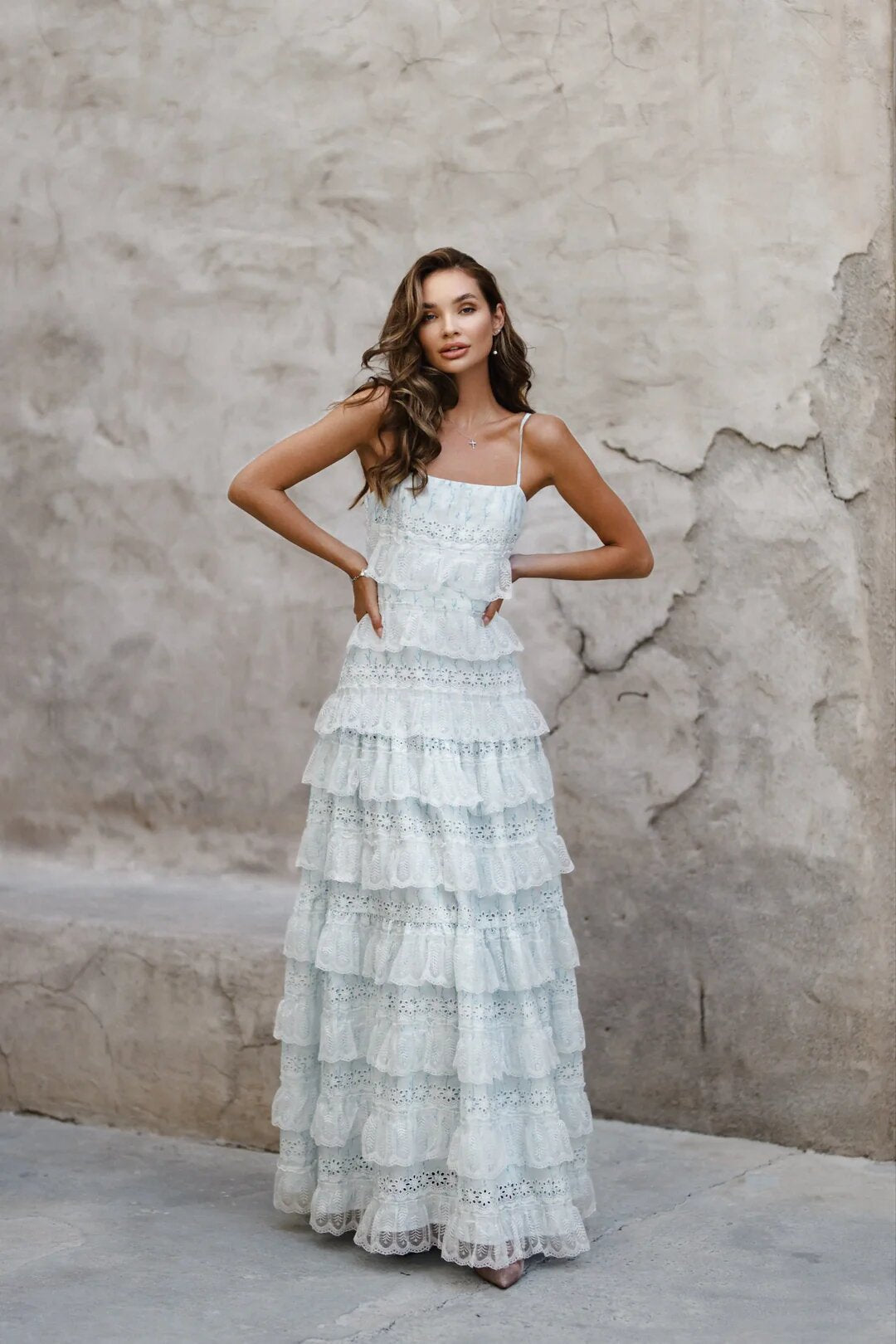 Damen Maxikleid mit floralen Rüschendetails und Spaghettiträgern Drune