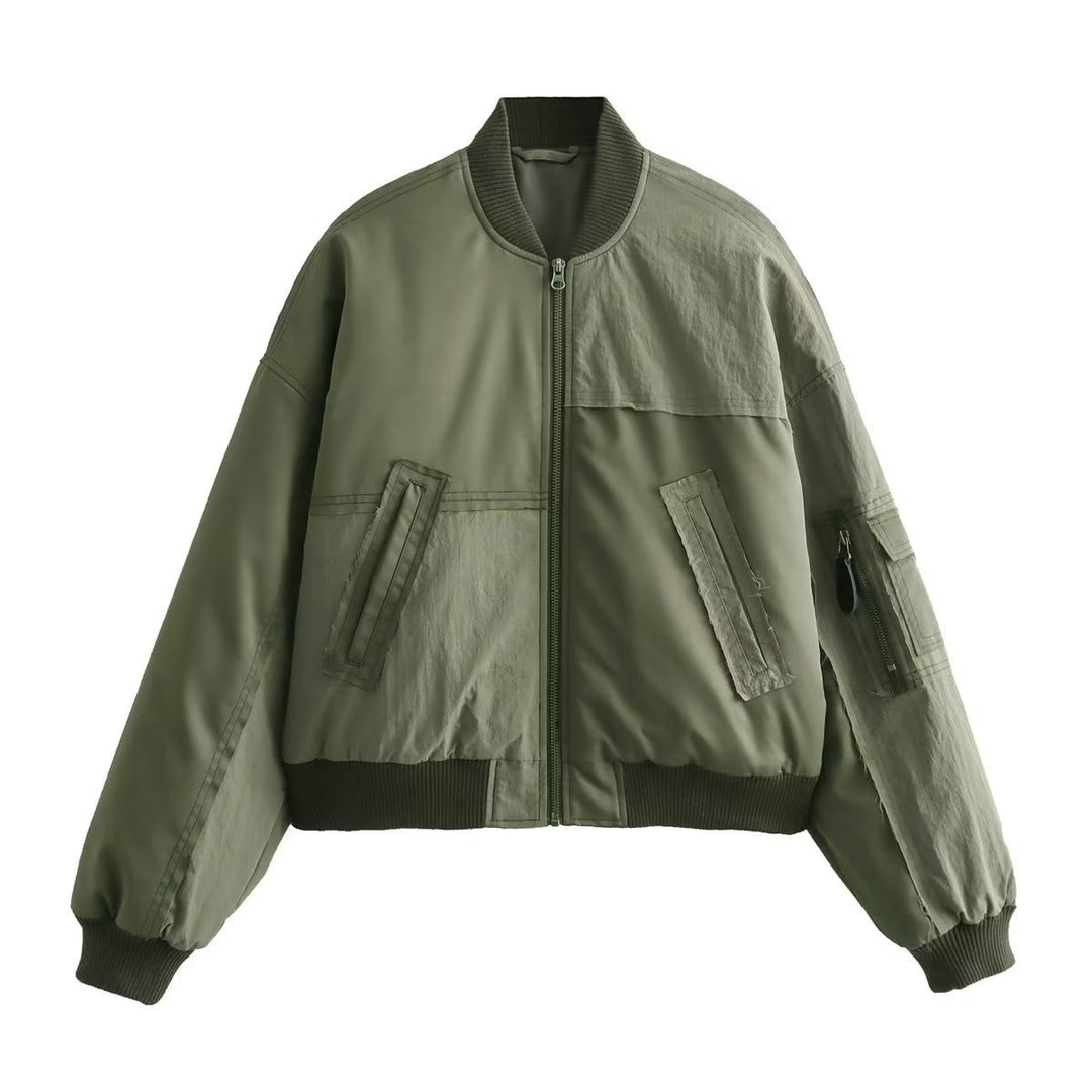 Damen nan kurz geschnittener Utility-Bomber mit Patchdetails, praktischen Brusttaschen und Ärmel-Reißverschluss Drune