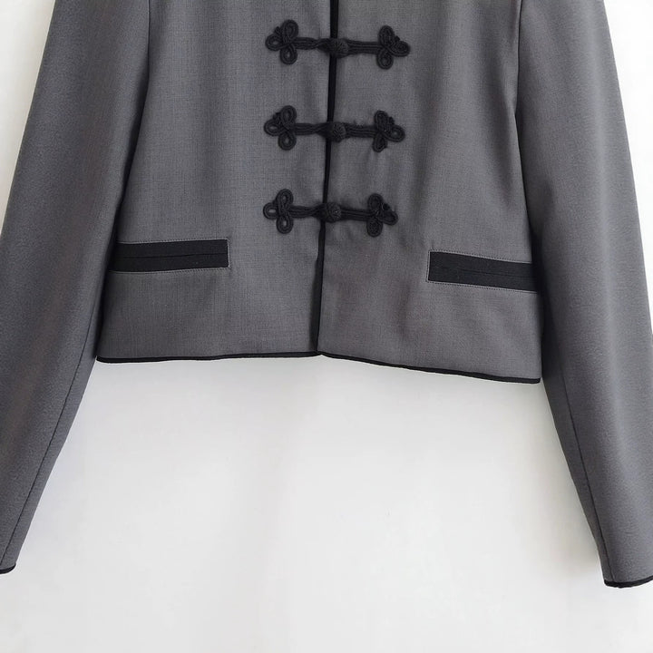 Damen Kurzjacke mit Mandarinkragen und dekorativen Knotenverschlüssen Drune