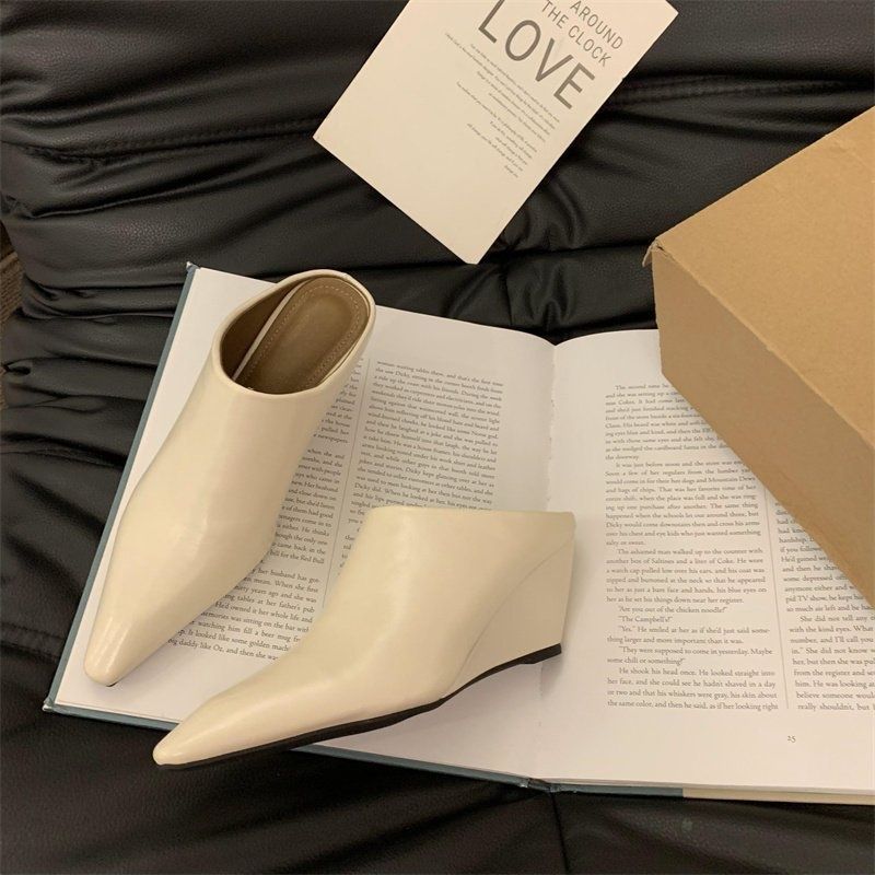 Damen Spitz zulaufende Slip‑On Mules mit skulptiertem Keilabsatz Drune